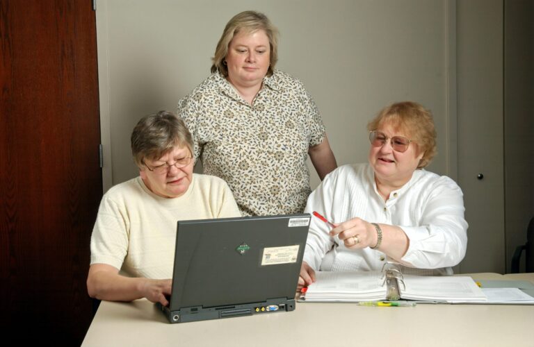 senior discussing about problem in a computer